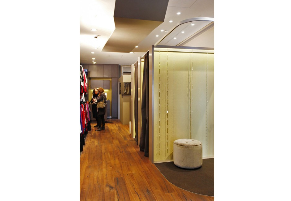 impulse-boutique-clothing-display-wallpaper-ottoman-koush-norwood-940x1437