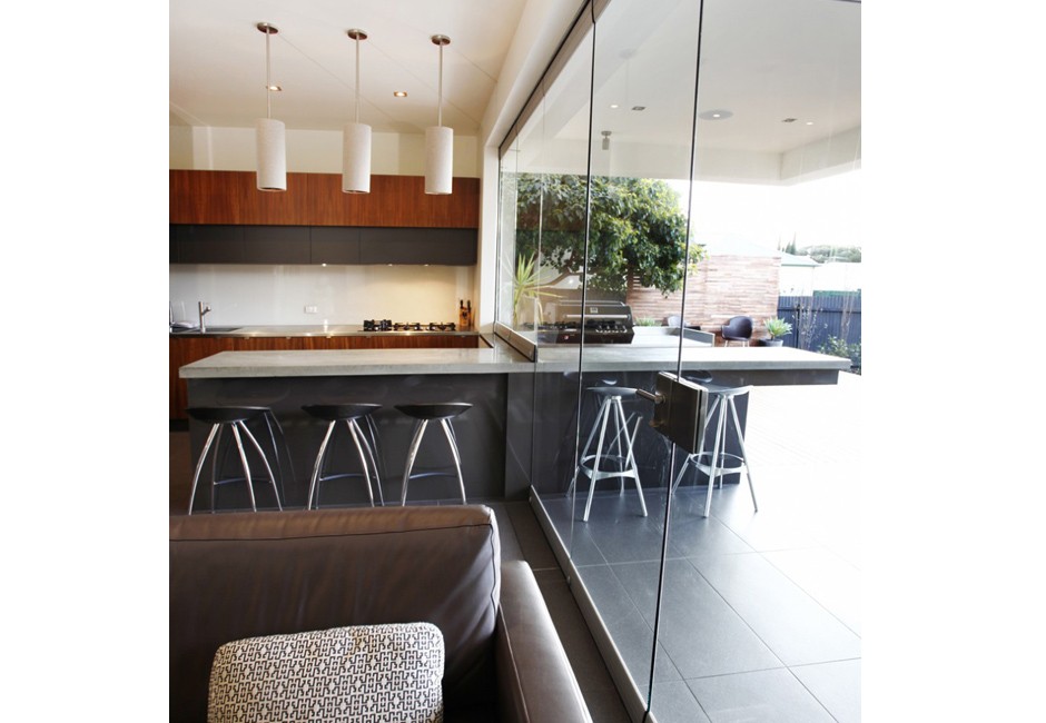villa-kitchen-concret-bench-interior-exterior-koush-wayville-940x995