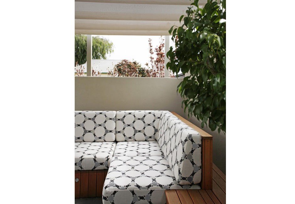 villa-outdoor-custom-timber-upholstery-sofa-koush-wayville-940x1309