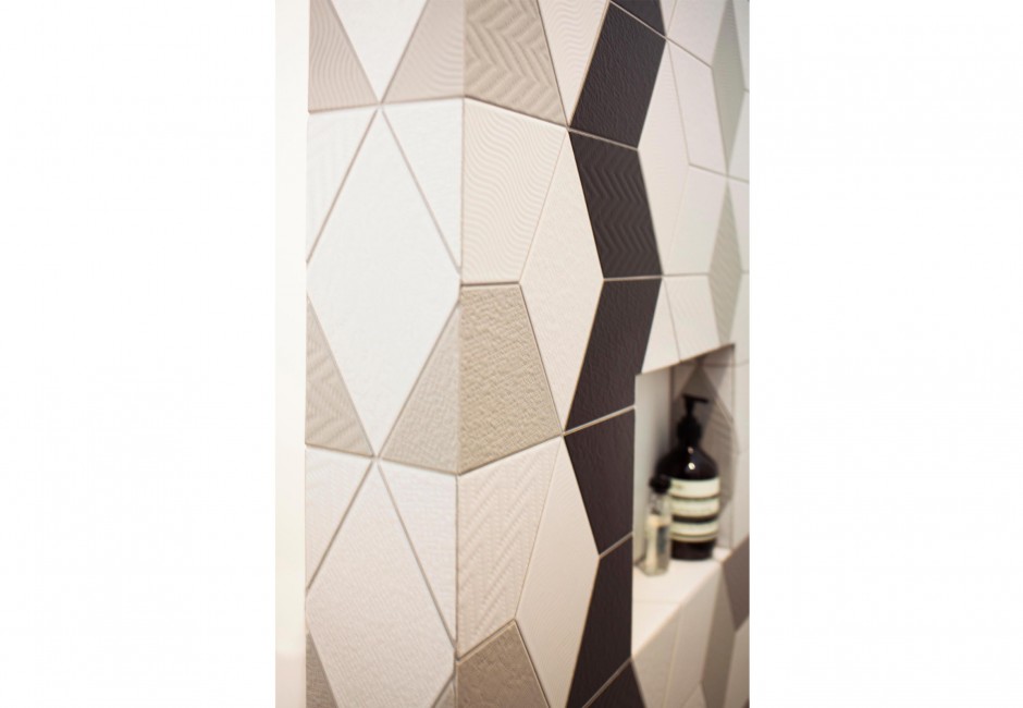 koush-esplanade-residence-interior-design-residential-feature-wall-tile-custom-pattern-texture-tile-built-in-nook-for-shower