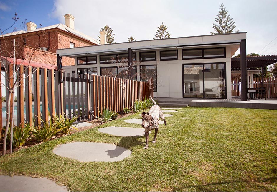 koush-esplanade-residence-interior-design-residential-exterior-garden-view-cedar-balustrade